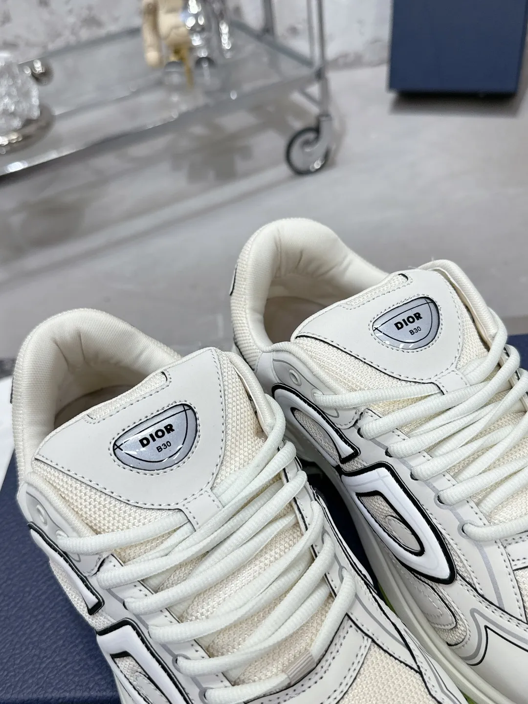 Men's men's shoes 💰600❤️❤️❤️High version Dior Dior's latest color matching B30 series reflective dad sneakers original 17380💰 purchased for development and production Brand new B30 sneakers Dad Shoes style shoes that follow the trend of the retro market The Dior logo on the tongue also indicates that this pair of shoes is the B30 model! B30 uses fine-textured leather and mesh cloth materials to form a shoe body. There are conspicuous letters CD on both sides of the shoe body to indicate identity. Many lines on the shoe body outline details to make the shoes look less monotonous and full of retro flavor. The delivery counter is exquisitely packaged🛍📦 ▪️Fabric: Original customized technical fabric + mesh ▪️Inner lining: Customized breathable lining ▪️Outsole: Original molded IP foam + TPU outsole ▪️Sole thickness: 3.5CM ▪️Size: Women’s size 35-40 / Men’s size 39-46